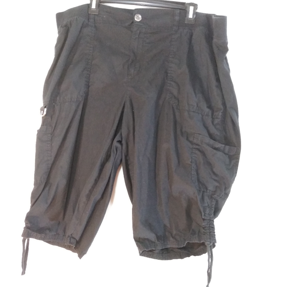 Black Bermuda length shorts POCKETS